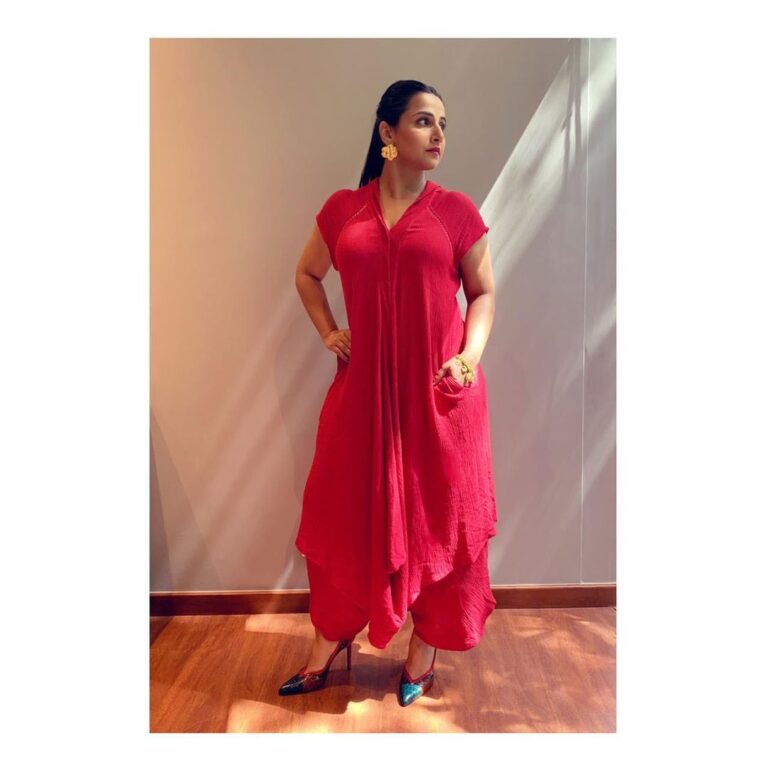 Vidya Balan Instagram - E- Promotions for #ShakuntalaDevi releasing on @primevideoin on 31st July☀️❣️ Outfit - @urvashikaur Makeup - @shre20 Hair - @bhosleshalaka Styled by - @who_wore_what_when #vocalforlocal - Placing an emphasis on conscious creation & consumption, this Urvashi Kaur silhouette combines luxury with ease. Handcrafted, this versatile textured cotton tunic dress paired with dhotis is one of of the labels signature styles that has been used across many collections in different handwoven textiles and this particular one is hand dyed with minimal details like kantha stitch technique .