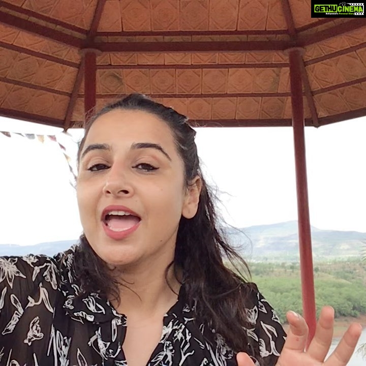 Vidya Balan Instagram - Mazaa aa gaya @nehadhupia 😂... Congratulations and Best Wishes for #GulaboSitabo Mr. @amitabhbachchan 🙂 @ayushmannk @shoojitsircar @vijayraazofficial @juhic3 👍☀️... #gibosiboonprime 🙌. I nominate @aslisona @faroutakhtar @arshad_warsi 😜.Dekha hamara pyaar @sanyamalhotra_ ...You nominated me,i nominated you (then i quickly changed it ) 😂.