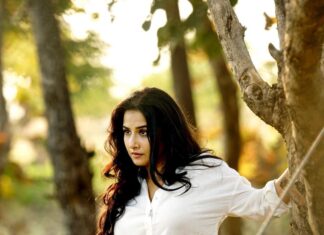 Vidya Balan Instagram - Make-up: @harshjariwala158 Hair : @bhosleshalaka Photographer : @devclikss Location Courtesy : @madhubanresortsomaiya