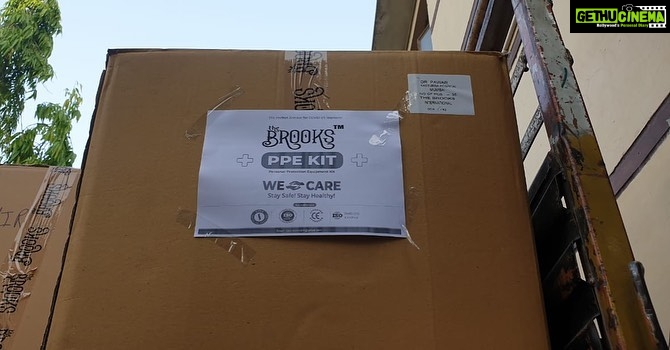 Vidya Balan Instagram - First batch of the 2000 PPE kits donated by you all is being loaded at the plant in Delhi on its way to Kasturba hospital 😊👊🏽🙏🏽💃🏻. Thank you so much for your generous donations and God bless you with a million times over of the best blessings life has to offer 😇☀️!❣️ @tring.india @atulkasbekar @manmundra00 #UniteForHumanity #WarAgainstCovid19