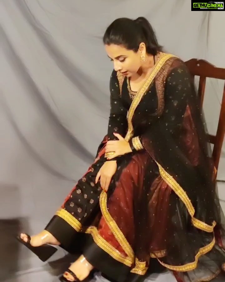 Vidya Balan Instagram - @sandhu_aditi please tell what i was doing when you shot this !??? .... i feel i look like a child memorizing the 13 times tables 😅🙄!