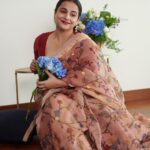 Vidya Balan Instagram – Feeling so blue, that the flowers caught up with my feelings 😉💙

Saree – @archanajaju.in 
Flowers – @interfloraindia 
Hair – @bhosleshalaka 
Makeup – @harshjariwala158 
Styling – @who_wore_what_when 
Photography – @anuragkabburphotography