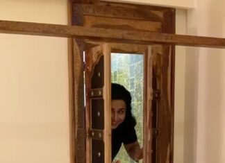 Vidya Balan Instagram - #theshalimarhotelmumbai inspired me to pay a tribute to one of my all time favourite scenes featuring #DinaPathak from my all time favourite film ,the original #HrishikeshMukherjee #Golmaal 😜😂🙃. #DinaPathakRocks♥️. #MastiAtWork #MakeUpTimeMasti 😍. Vdo courtesy: @bhosleshalaka Music provided by @shre20 Encouragement always by: @sandhu_aditi