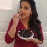 Vidya Balan Instagram – 1 out of 2 women suffer from Anemia In India….and i myself have been THAT ONE OUT OF TWO WOMEN  for years…and i can’t emphasize enough how much stronger and healthier i feel with the optimal HB in my body…Feels like gold 🤩.My favourite #IronRichfood is dates…what yours !? This Dhanteras…let’s not just invest in gold but also invest in our iron.� #InvestInIron 
Eat healthy Iron Rich food. Get tested. Stay alert and healthy! #ProjectStreedhan #ironistherealdhan