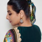 Vidya Balan Instagram – I am told I am knotty! 

Saree & scarf – @devyanimehrotraofficial 
Hair – @bhosleshalaka 
Makeup – @harshjariwala158 
Styling – @who_wore_what_when 
Photography- @anurag_kabburphotography