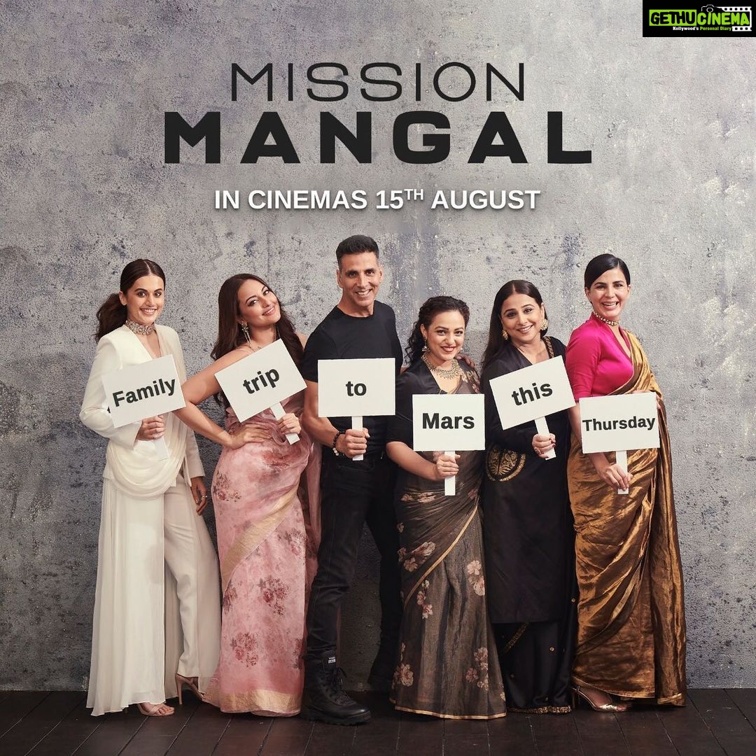Vidya Balan Instagram - A family trip like no other! Are you guys ready to head to Mars this Independence day? Book your tickets for #MissionMangal NOW! BookMyShow: https://bookmy.show/MissionMangal paytm: http://m.p-y.tm/mangl
