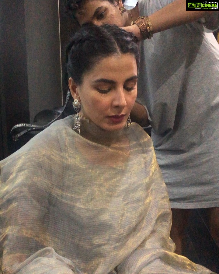 Vidya Balan Instagram - @iamkirtikulhari you sing so effortlessly & beautifully 🤗♥️!! BTS #MissionMangal promotions .... 🤓 So much fun💃🏻!! All our teams at work to make sure its a #MissionAccomplished 💪. @akshaykumar @taapsee ‘s back 😜 @nithyamenen