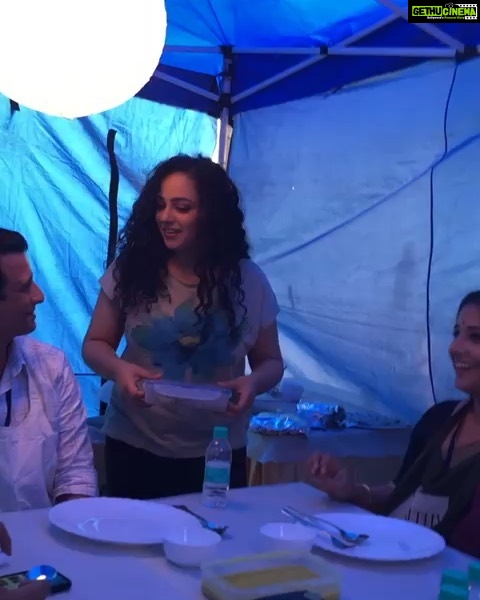 Vidya Balan Instagram - My sporting fellow southie @nithyamenen feeds us π. A team that eats together slays together π€©..... #MissionMangal releasing on 15th Aug ππ»ππ»!! @akshaykumar @taapsee @iamkirtikulhari @sharmanjoshi P.S: @aslisona where are you !?