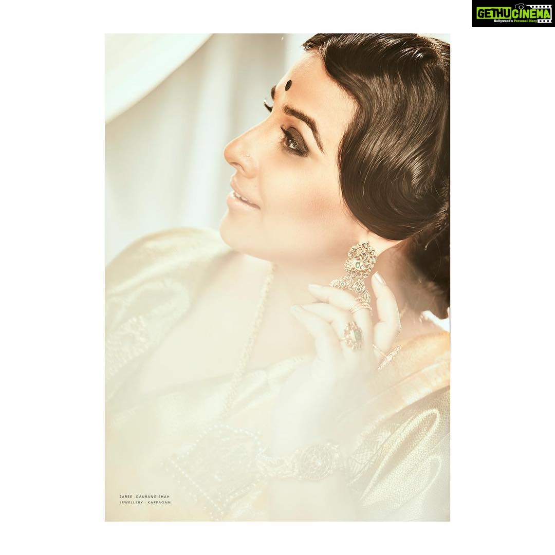 Vidya Balan Instagram - GOLDDUST WOVEN ✨✨✨✨✨ Photography - @omkarchitnis Hair - @bhosleshalaka Make Up - @shre20 Styling - @who_wore_what_when Production - @clickmedia #my6yardjourney #myroots