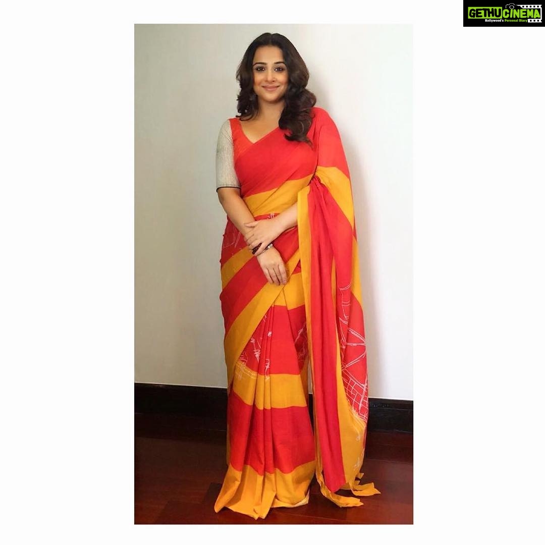 Vidya Balan Instagram - For todays Facebook live to announce the #Filmfare Short Film Award Winners ...in.. Saree @jebsispar Hair - @bhosleshalaka Make Up - @shre20 Styled by - @who_wore_what_when