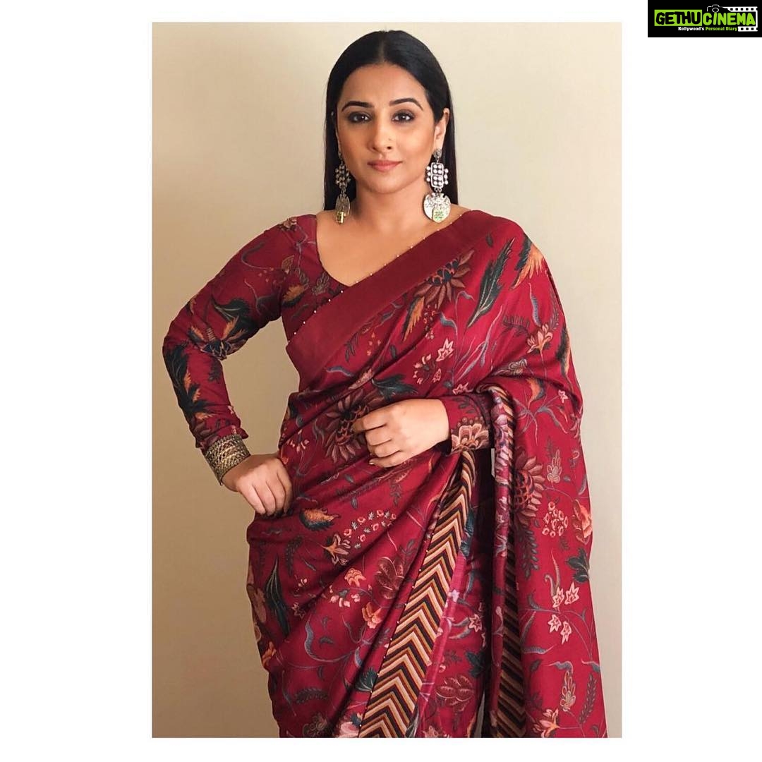 Vidya Balan Instagram - For the #PKSBE organized #ItchSummit in #MyEternalLove..a saree & silver jewellery 💥. Saree - @toraniofficial Hair - @bhosleshalaka Makeup - @shre20 Styled by - @who_wore_what_when