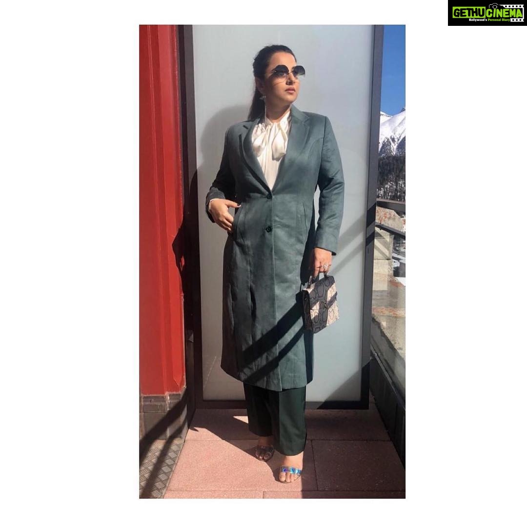 Vidya Balan Instagram - #StMoritz .... If its too cold,i throw on the feather scarf 😜...i hope it is 😛. Suit - @mintblushdesigns Feather scarf- @falgunishanepeacockindia Sunglasses - opiumeyewear Hair - @bhosleshalaka Makeup - @shre20 Styled by - @who_wore_what_when