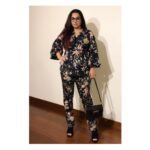 Vidya Balan Instagram – Tonight … Outfit @hm 
Glasses @chanelofficial
Bag @instatohl
Hair @hairbyrishika 
Makeup @_pratikshanair_ 
Styled by @who_wore_what_when