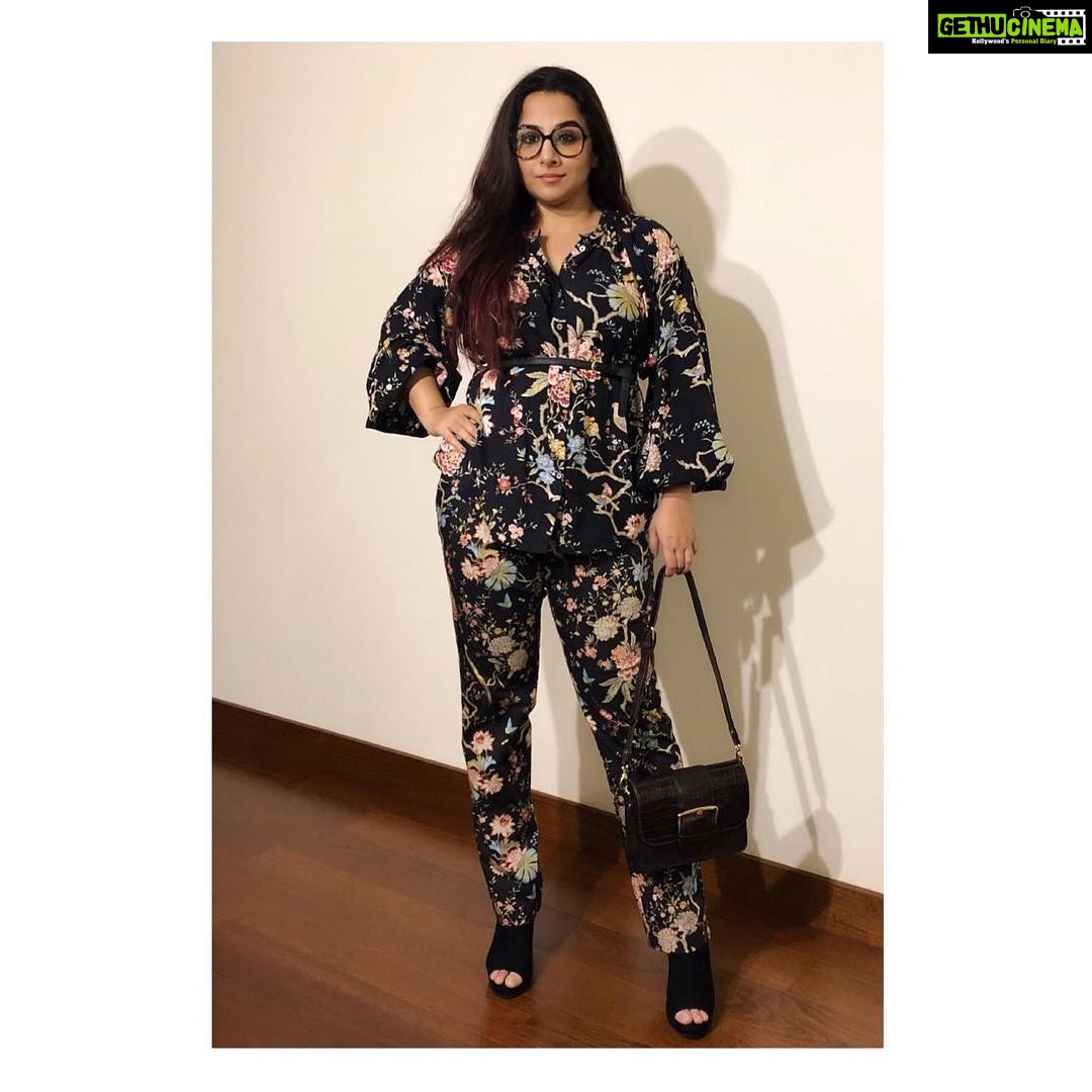 Vidya Balan Instagram - Tonight ... Outfit @hm Glasses @chanelofficial Bag @instatohl Hair @hairbyrishika Makeup @_pratikshanair_ Styled by @who_wore_what_when