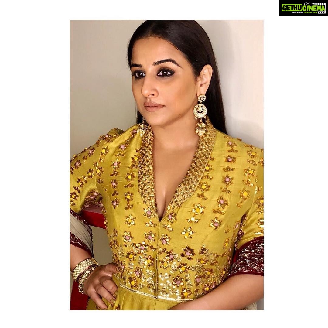 Vidya Balan Instagram - For the #IshaAnand wedding tonight , Outfit: @anjumodi Potli: @monokromenewyork Hair:@bhosleshalaka Make Up: @shre20 Styled by: @who_wore_what_when Assisted by: @d.shubham_j