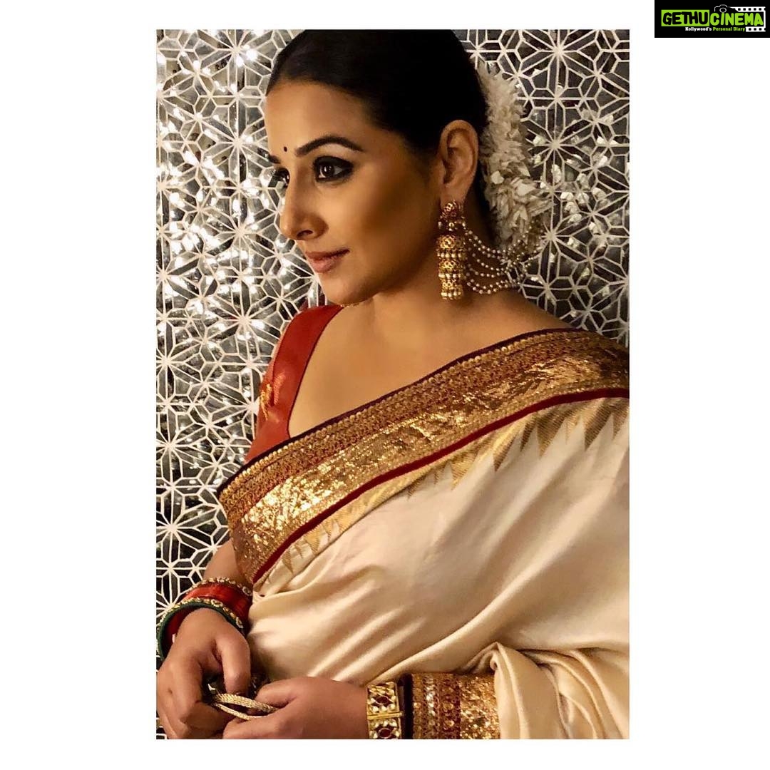 Vidya Balan Instagram - Tonight in Saree by: @taruntahiliani Potli :@thepinkpotli Hair: @bhosleshalaka Make Up: @shre20 Styled by: @who_wore_what_when Assisted by : @d.shubham_j