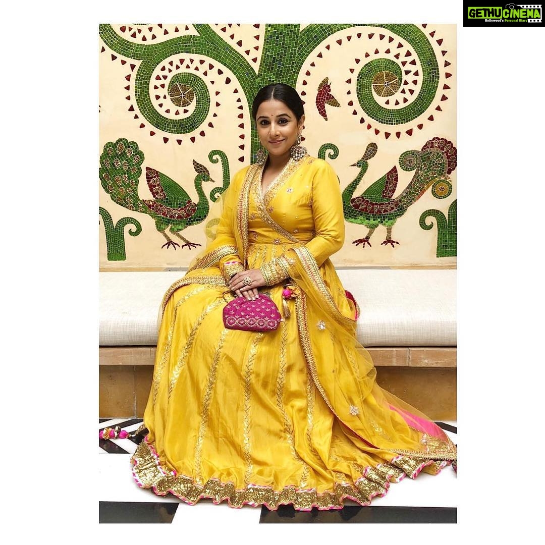 Vidya Balan Instagram - For the most fun ‘ Phoolon ki holi ‘ ceremony, Outfit: @labelpriyankasingh Hair: @bhosleshalaka Make Up: @shre20 Styled by: @who_wore_what_when