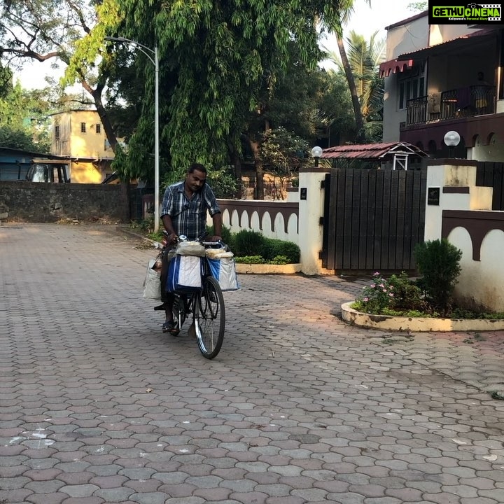 Vidya Balan Instagram - A childhood memory for Childrenโs Day ๐. Ande ka funda ๐ฅ๐ฅ๐ฅ๐ฅ๐ฅ๐ฅ๐ฅ!! Growing up,there was this ande-wala who would visit our neighborhood on foot daily with anda & pav which heโd carry in a tokri on this head.Heโd ring the bell to each door and he gave you what you needed,heโd place a little cloth bundle on his head before you lent a hand to help him place the basket back on his head...He seemed very old to me when i was very little but i saw him do this throughout my childhood ๐.The sight of this ande-wale on a cycle & a mobile in hand brought back memories ๐. #Childhood #Nostalgia #Memories