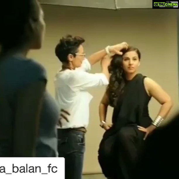 Vidya Balan Instagram - Omigod overdose of#btsedits ... hereโs another one from a #Femina cover shoot in 2014 ๐...and thats the very cool @iadhuna doing my hair โฅ๏ธ... I remember doing mad stuff cuz i get impatient at photoshoots & to whoever caught those mad moments on camera,Merci ๐.... & Thank you @_vidya_balan_fc for the post ๐.