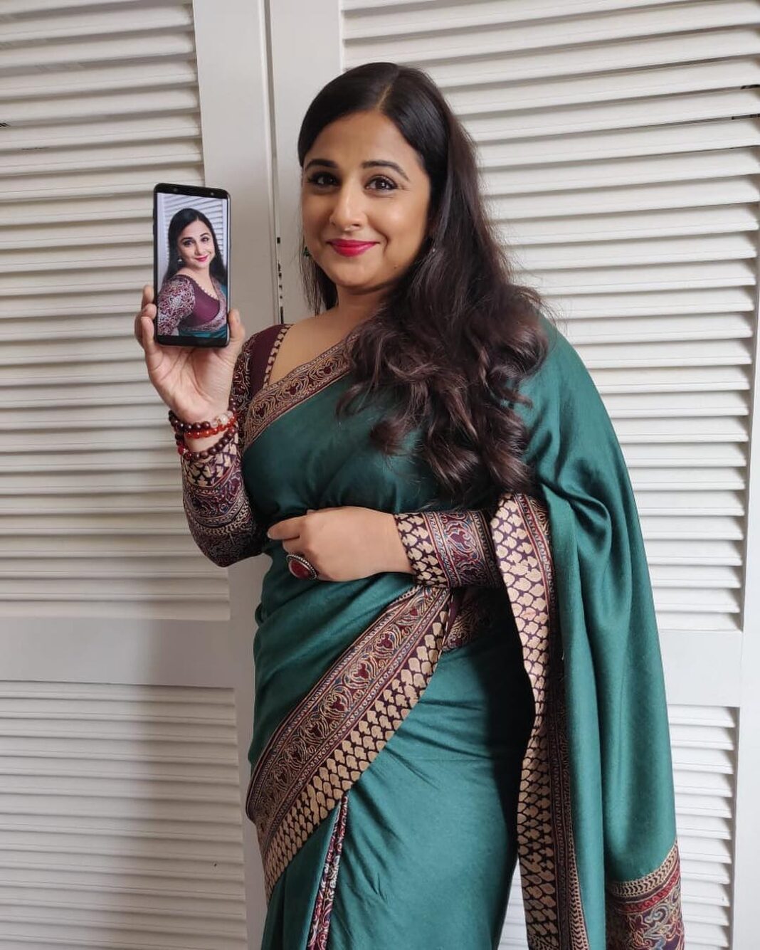 Vidya Balan Instagram - Loving the all-new #GalaxyOn8, as its Dual Rear Camera with Live Focus helps me blur the background and highlight what matters the most. @samsungindia #AlwaysOn #DualRearCamera