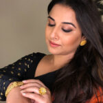 Vidya Balan Instagram – For a friends wedding dinner tonight in a 
Saree by: @shahgaurang 
Jewellery by : @sencogoldanddiamonds 
Make-up by : @shre20 
Hair by : @bhosleshalaka
