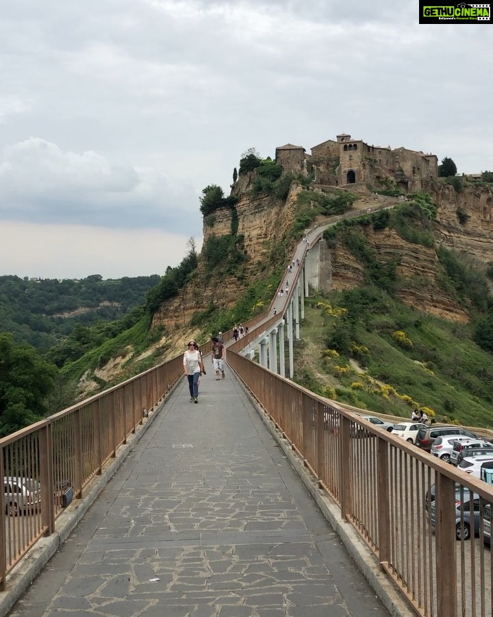 Vidya Balan Instagram - This bridge is the only way to go up from Bagnoregio to the beautiful,scenic,picturesque ghost town (atop the hill) named Civita..hence the name Civita di Bagnoregio. Civita ranks among the 100 endangered sites of the world and has a floating population of 7-100 people in the winter ๐ถ.