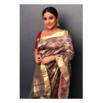 Vidya Balan Instagram – Stepped out in a Saree by @s_singhanias 
Hair  by @bhosleshalaka 
Make Up by @shre20 
Styling by @who_wore_what_when .
