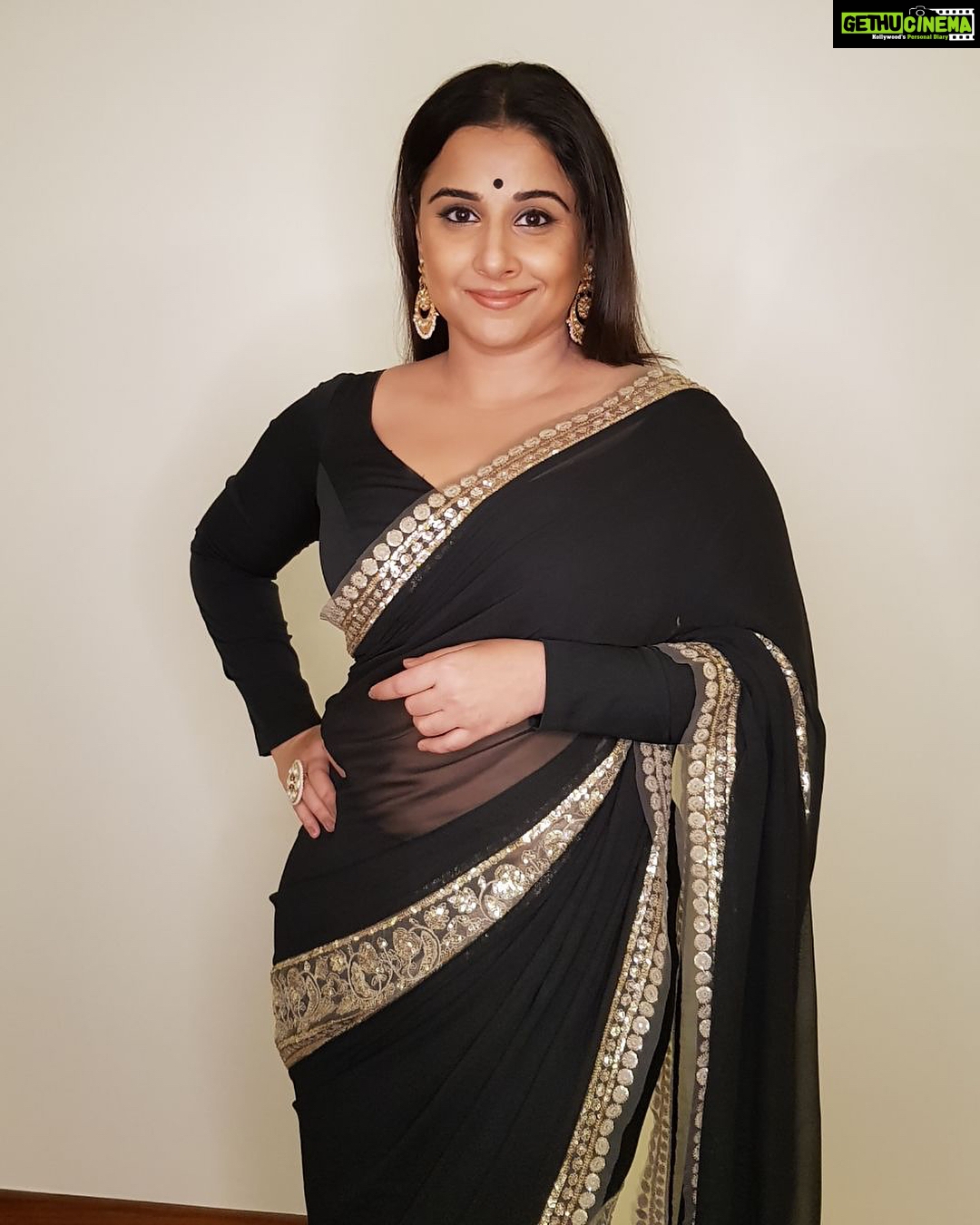 Vidya Balan Instagram - For #Filmfare Awards!! Saree : @rickroyco Earrings : @gehnajewellers1 Ring : @aquamarine_jewellery Hair : @bhosleshalaka Makeup : @shre20