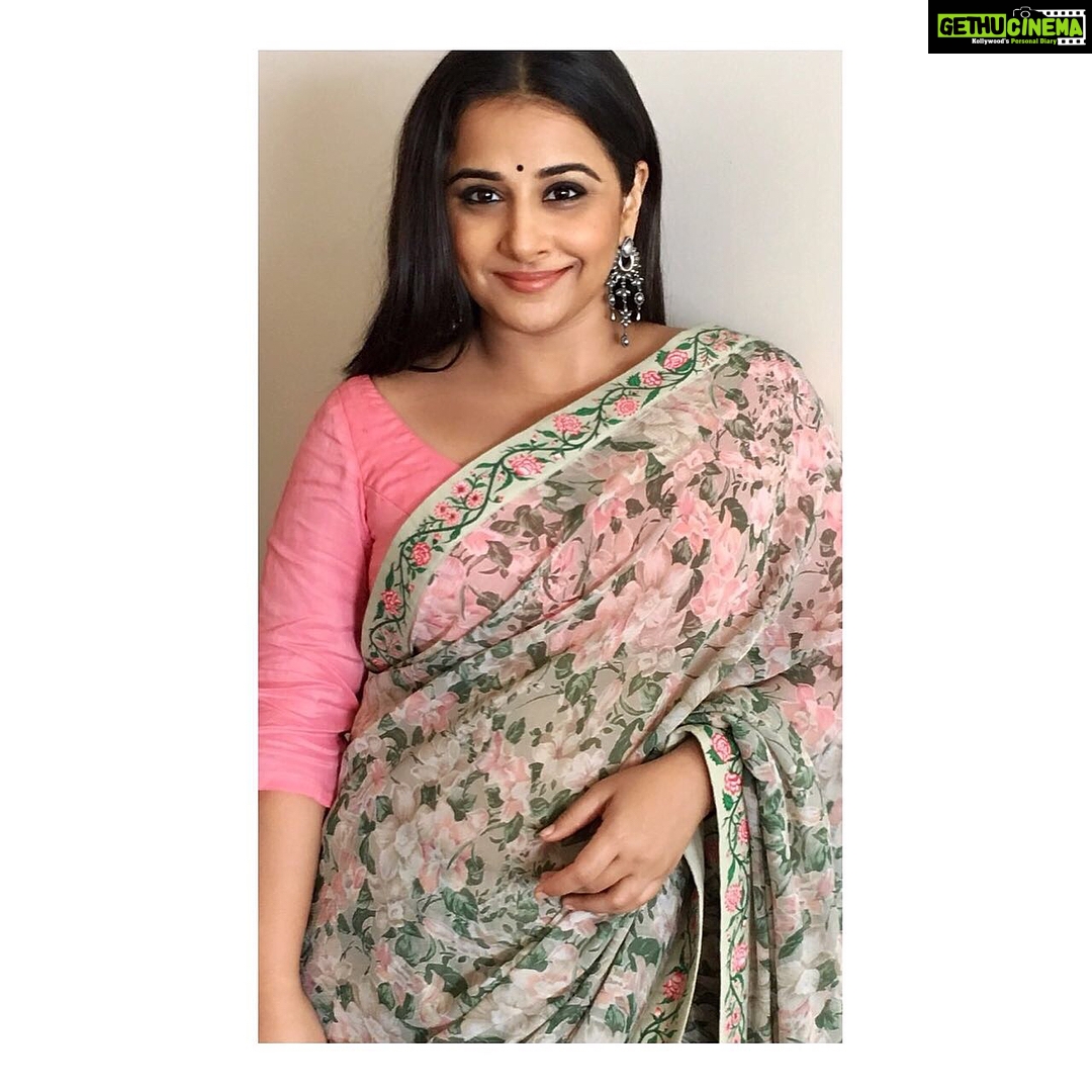 Vidya Balan Instagram - In @nikasha_official for #TumhariSulu promotions yesterday! 💞 Saree : @nikasha_official Jewellery : @ahilyafinesilverjewels Hair : @bhosleshalaka Makeup : @shre20 Styled by : @who_wore_what_when