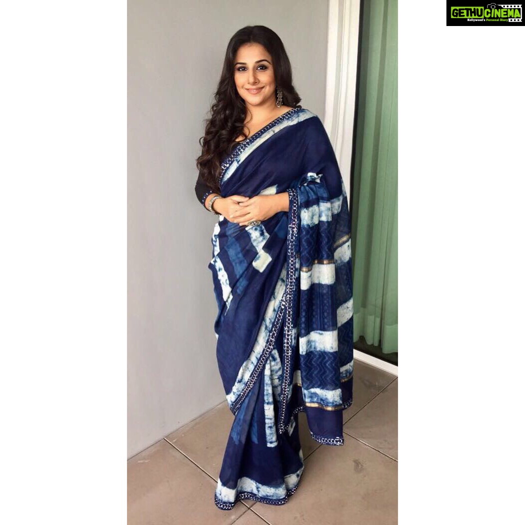 Vidya Balan Instagram - Had a great time at the Singapore International Indian Expo today! Sari : @punitbalanaofficial Jewellery : @sangeetaboochra Makeup : @shre20 Hair : @bhosleshalaka Styled by : @who_wore_what_when Assisted by : @gogriiiii, @d.shubham_j