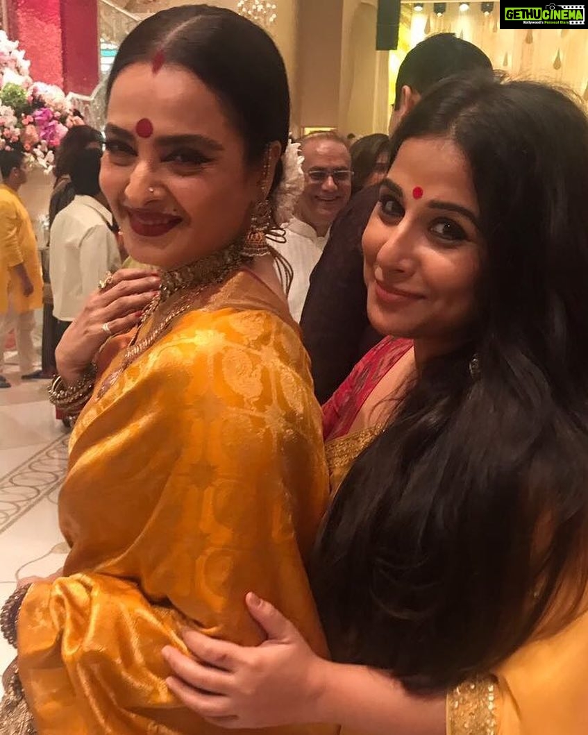 Vidya Balan Instagram - With the ever so gorgeous Rekha ji at Ganesh Chaturthi celebrations last evening ❤️😍😘💌!!!