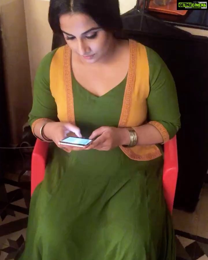 Vidya Balan Instagram - Thank you @asditii for catching me in an unguarded 'shaky' moment 🙄👻!!