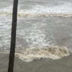 Vidya Balan Instagram - Saagar kinaare...dil yeh pukaare... Tu jo nahi yoh mera...koi nahi hai...❤️❤️ ...Finally managed to capture the sea and Siddharth in one frame 👻!!