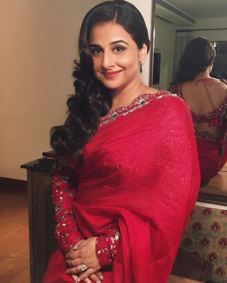 Vidya Balan Instagram - At the Umang festival last night! Outfit - @ampmfashion Jewellery - @jet_gems, @h.ajoomal Styled by - @who_wore_what_when