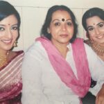 Vidya Balan Instagram - Was looking through my stash of pics & found this one taken in the vanity van Raima & I shared...when my mom visited the sets of Parineeta in Kolkata 🙂.