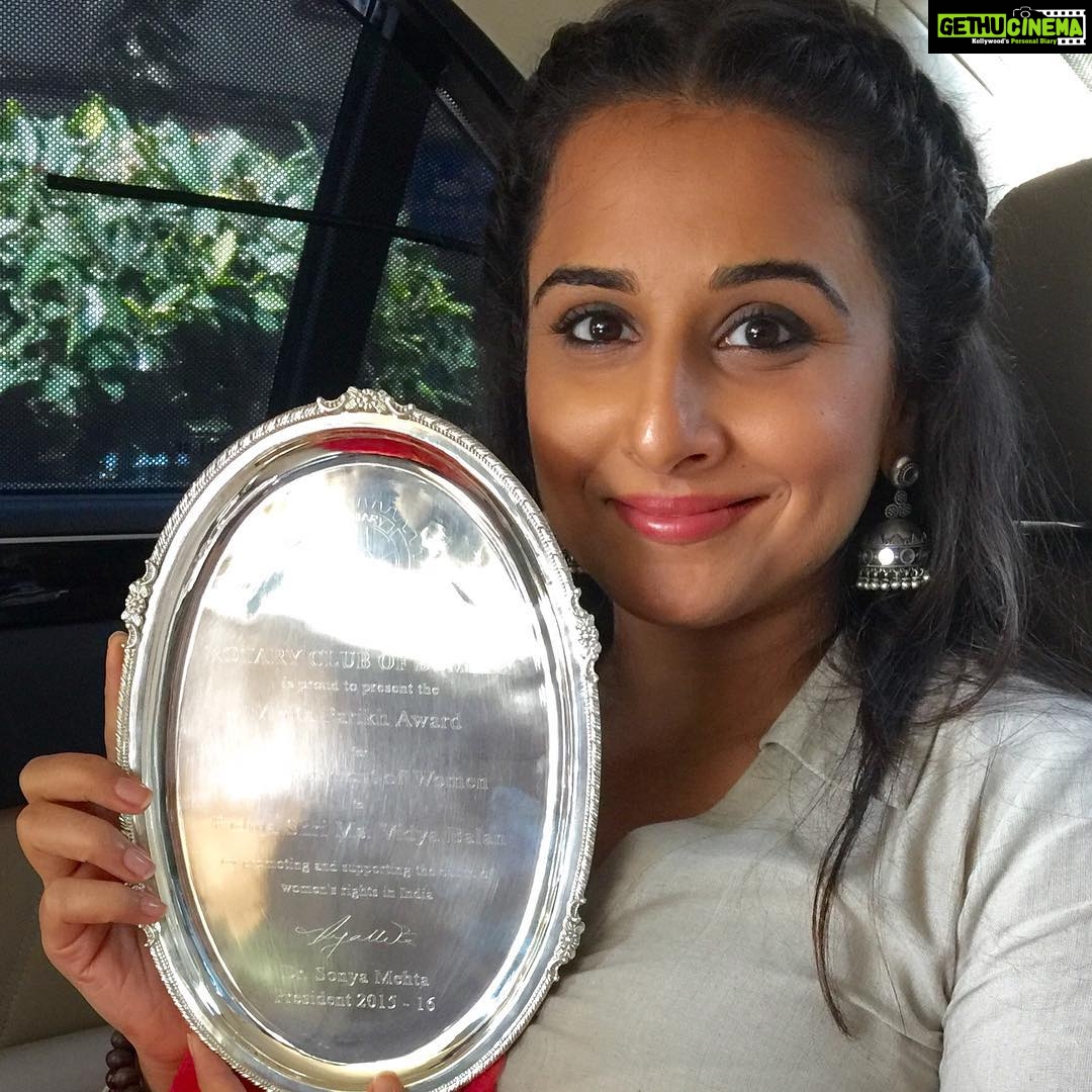 Vidya Balan Instagram - Thank you Rotary Club of Bombay for the Anita Parikh award for ' Empowerment of Women' 🙏🙏...and thank you for the 'seriously fun' session 🙂.