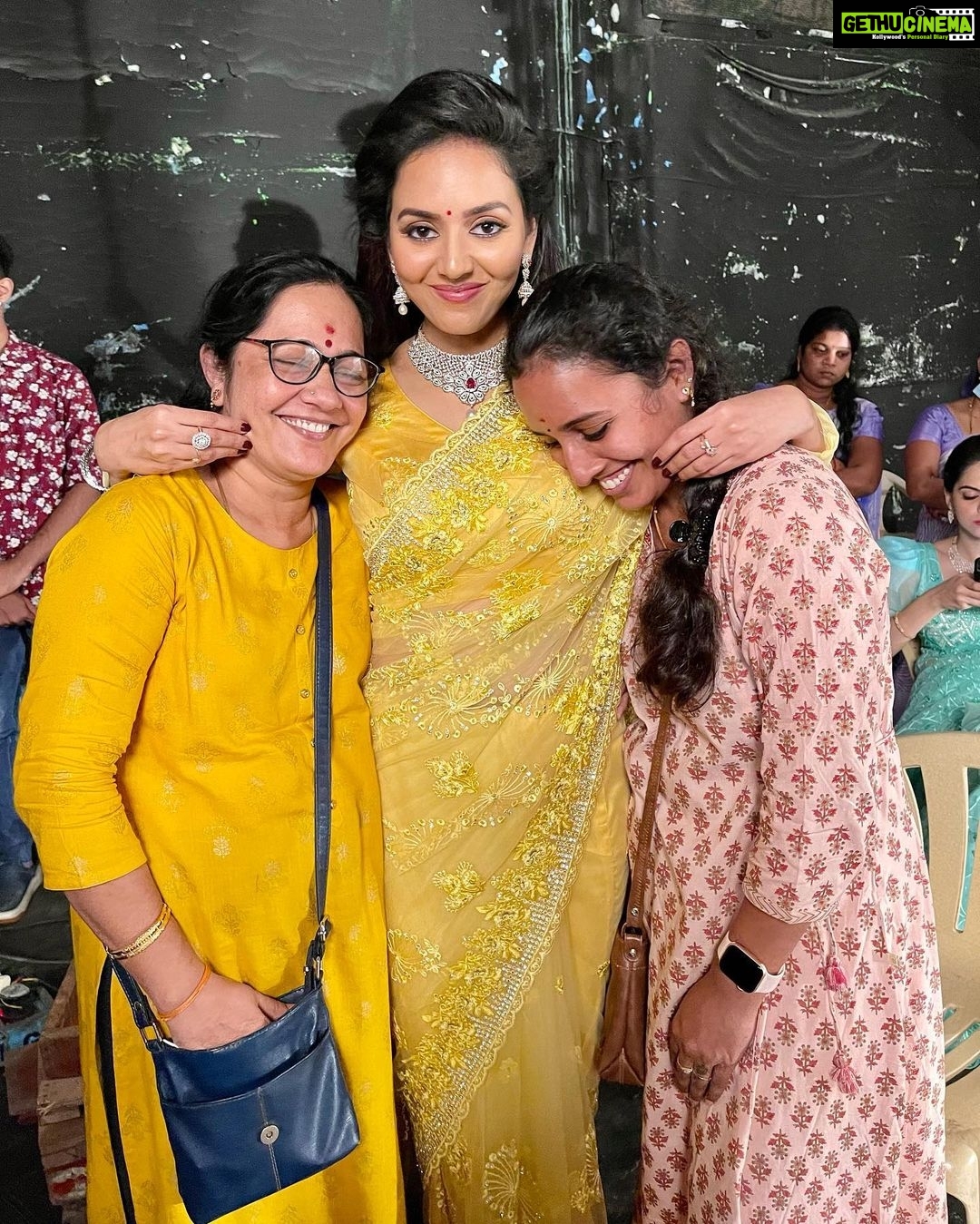 Vidya Pradeep Instagram - At yesterday’s Ad shoot. I enjoyed every bit of working with director Vasu Sir, Dop Raana Sir, Lovely choreographer Viji Mam, Photographer Santhosh Sir, Saree drapist Saraswathy akka and Stylist Jeevitha. It was a surprise and felt happiest working with you my dearest @meerakrishnaofficial .. Lots and lots of love to you all..🤍🤍🤍 Avm Studio