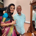 Vidya Pradeep Instagram - At yesterday’s Ad shoot. I enjoyed every bit of working with director Vasu Sir, Dop Raana Sir, Lovely choreographer Viji Mam, Photographer Santhosh Sir, Saree drapist Saraswathy akka and Stylist Jeevitha. It was a surprise and felt happiest working with you my dearest @meerakrishnaofficial .. Lots and lots of love to you all..🤍🤍🤍 Avm Studio