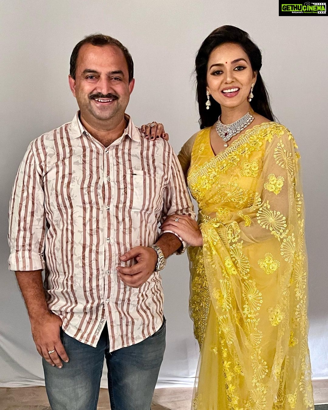 Vidya Pradeep Instagram - At yesterday’s Ad shoot. I enjoyed every bit of working with director Vasu Sir, Dop Raana Sir, Lovely choreographer Viji Mam, Photographer Santhosh Sir, Saree drapist Saraswathy akka and Stylist Jeevitha. It was a surprise and felt happiest working with you my dearest @meerakrishnaofficial .. Lots and lots of love to you all..🤍🤍🤍 Avm Studio