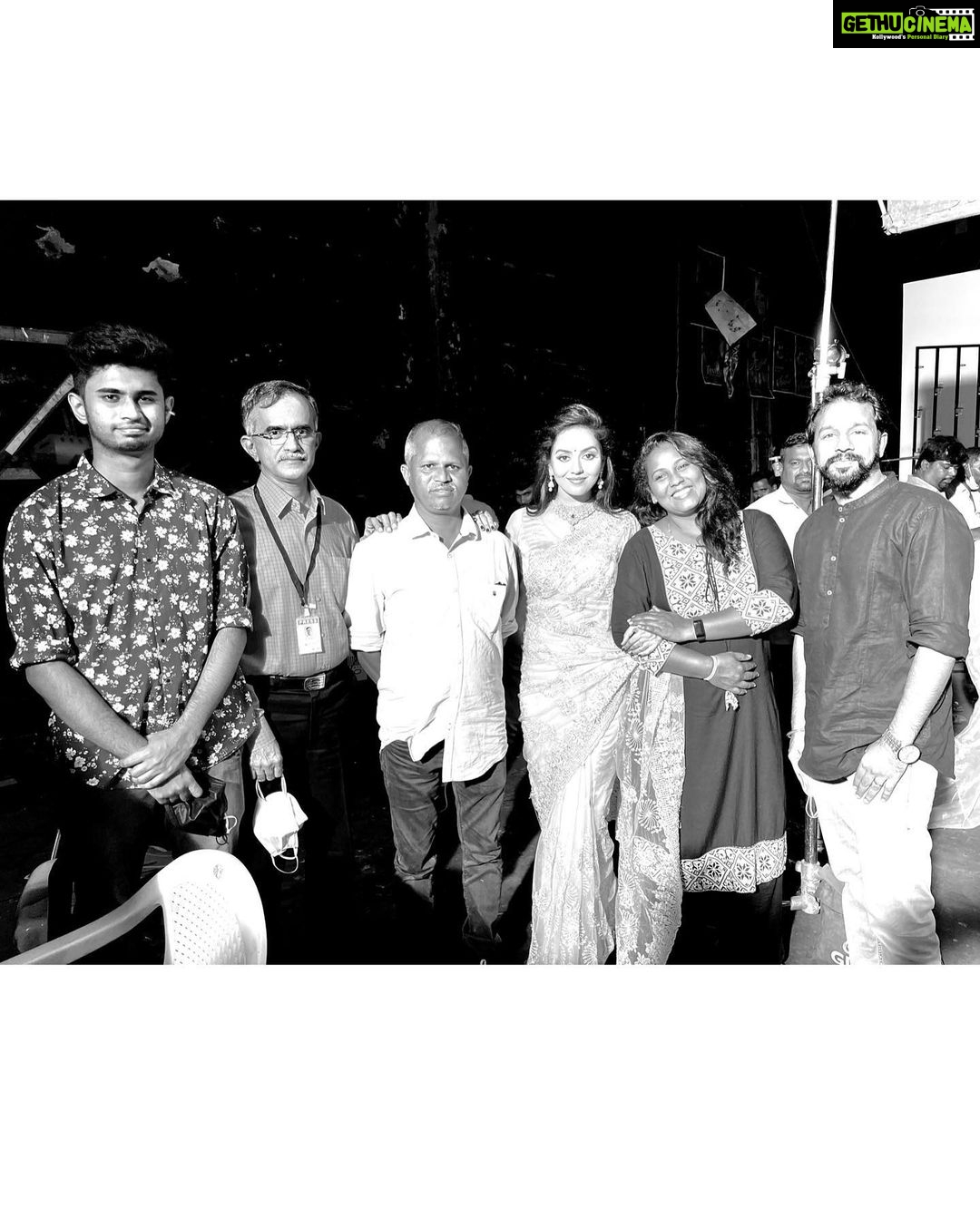 Vidya Pradeep Instagram - At yesterday’s Ad shoot. I enjoyed every bit of working with director Vasu Sir, Dop Raana Sir, Lovely choreographer Viji Mam, Photographer Santhosh Sir, Saree drapist Saraswathy akka and Stylist Jeevitha. It was a surprise and felt happiest working with you my dearest @meerakrishnaofficial .. Lots and lots of love to you all..🤍🤍🤍 Avm Studio