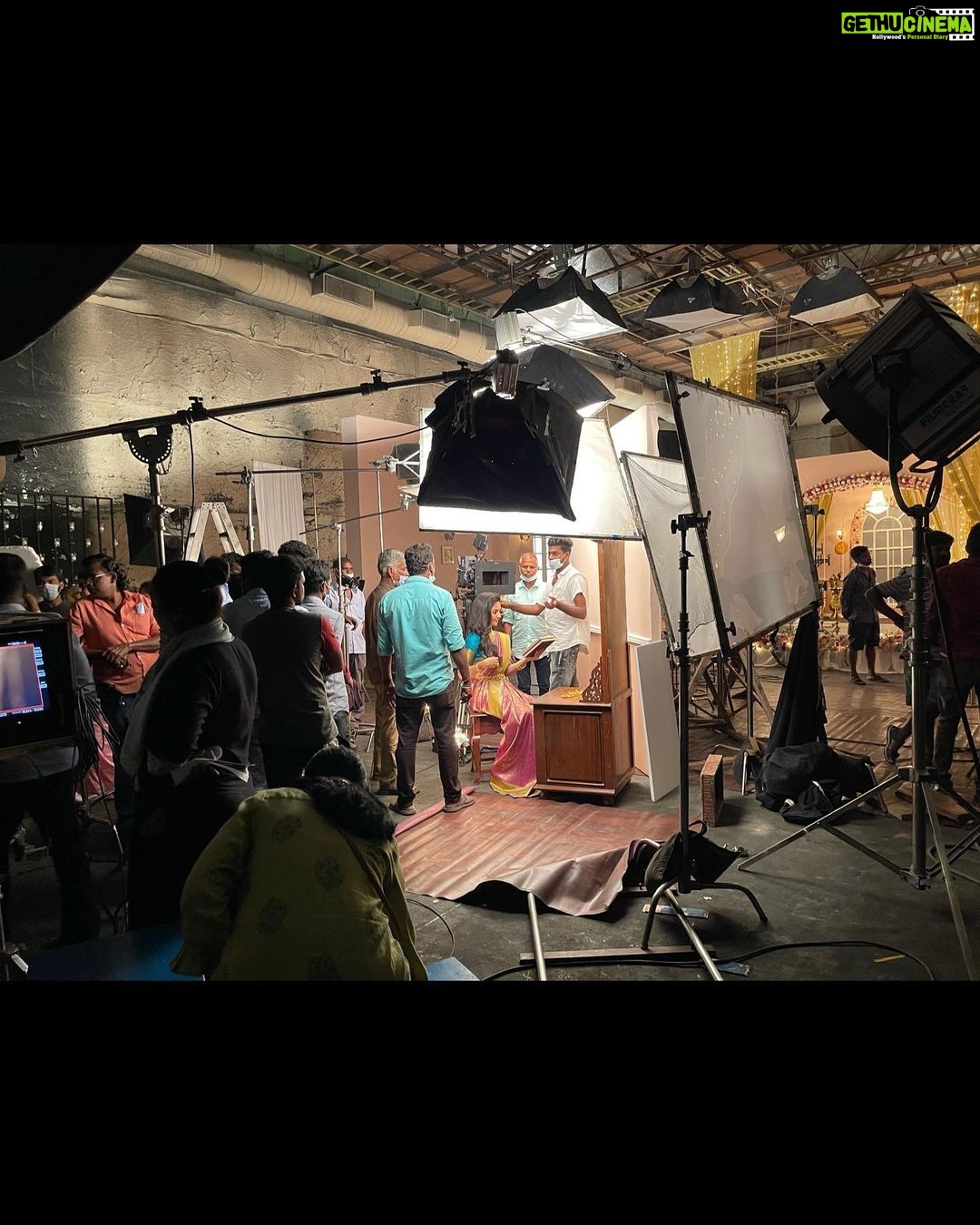 Vidya Pradeep Instagram - At yesterday’s Ad shoot. I enjoyed every bit of working with director Vasu Sir, Dop Raana Sir, Lovely choreographer Viji Mam, Photographer Santhosh Sir, Saree drapist Saraswathy akka and Stylist Jeevitha. It was a surprise and felt happiest working with you my dearest @meerakrishnaofficial .. Lots and lots of love to you all..🤍🤍🤍 Avm Studio