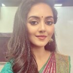 Vidya Pradeep Instagram - At yesterday’s Ad shoot. I enjoyed every bit of working with director Vasu Sir, Dop Raana Sir, Lovely choreographer Viji Mam, Photographer Santhosh Sir, Saree drapist Saraswathy akka and Stylist Jeevitha. It was a surprise and felt happiest working with you my dearest @meerakrishnaofficial .. Lots and lots of love to you all..🤍🤍🤍 Avm Studio