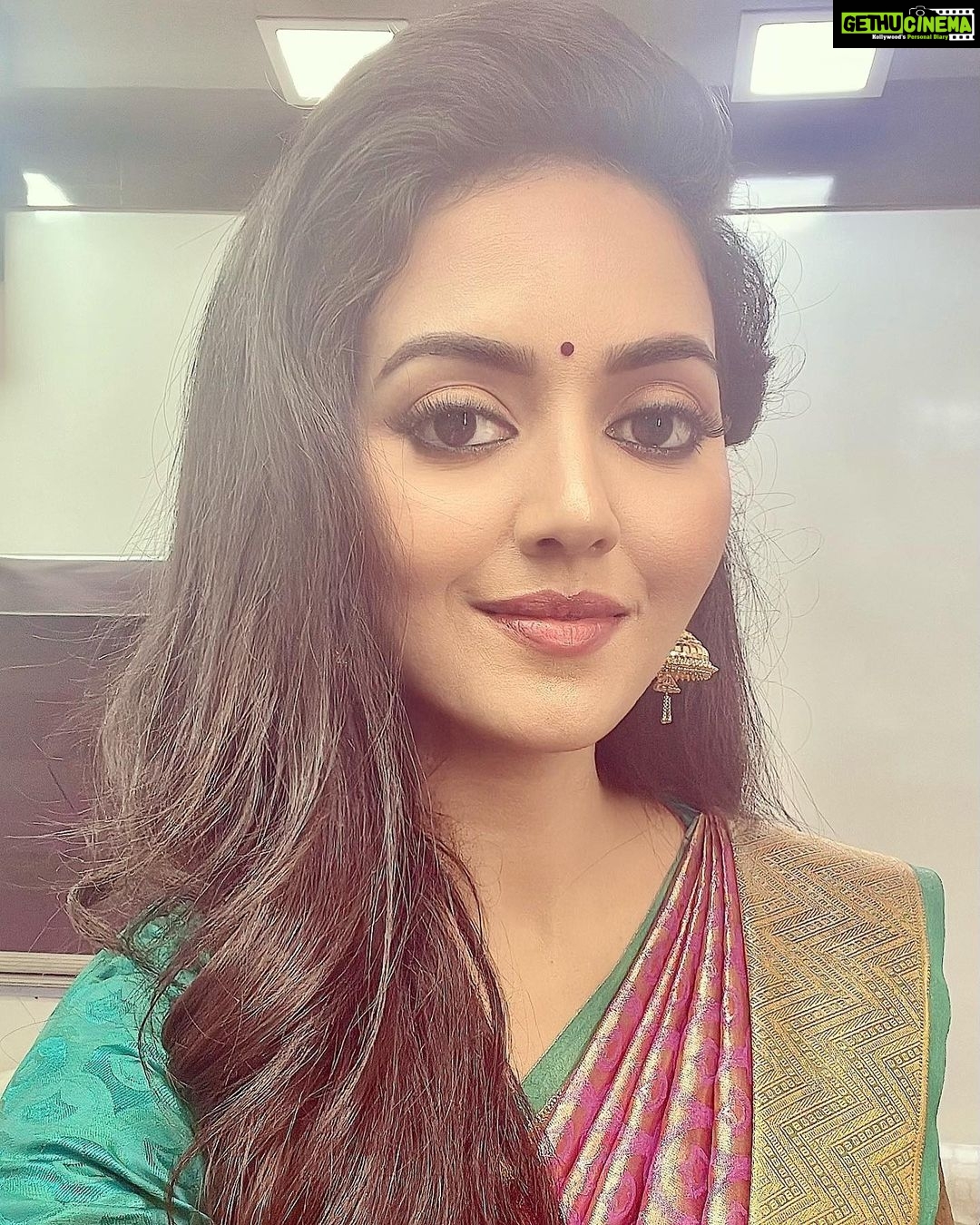 Vidya Pradeep Instagram - At yesterday’s Ad shoot. I enjoyed every bit of working with director Vasu Sir, Dop Raana Sir, Lovely choreographer Viji Mam, Photographer Santhosh Sir, Saree drapist Saraswathy akka and Stylist Jeevitha. It was a surprise and felt happiest working with you my dearest @meerakrishnaofficial .. Lots and lots of love to you all..🤍🤍🤍 Avm Studio