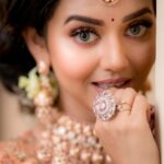 Vidya Pradeep Instagram - 🧡☺ Makeup&hair : @vijiknr Jewelery: @bronzerbridaljewellery Saree: @kuzhalisilk Blouse : @moksh_blouse_studio Photography: @camerasenthil