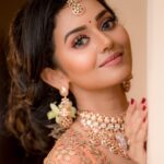 Vidya Pradeep Instagram - 🧡☺️ Makeup&hair : @vijiknr Jewelery: @bronzerbridaljewellery Saree: @kuzhalisilk Blouse : @moksh_blouse_studio Photography: @camerasenthil