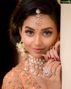Vidya Pradeep Instagram - 🧡☺️ Makeup&hair : @vijiknr Jewelery: @bronzerbridaljewellery Saree: @kuzhalisilk Blouse : @moksh_blouse_studio Photography: @camerasenthil