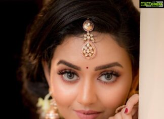 Vidya Pradeep Instagram - 🧡☺️ Makeup&hair : @vijiknr Jewelery: @bronzerbridaljewellery Saree: @kuzhalisilk Blouse : @moksh_blouse_studio Photography: @camerasenthil