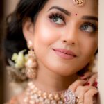 Vidya Pradeep Instagram - 🧡☺️ Makeup&hair : @vijiknr Jewelery: @bronzerbridaljewellery Saree: @kuzhalisilk Blouse : @moksh_blouse_studio Photography: @camerasenthil