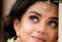 Vidya Pradeep Instagram - 🧡☺️ Makeup&hair : @vijiknr Jewelery: @bronzerbridaljewellery Saree: @kuzhalisilk Blouse : @moksh_blouse_studio Photography: @camerasenthil