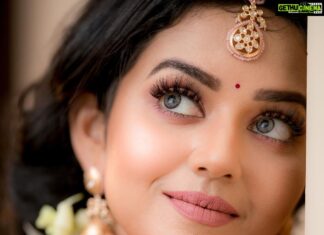 Vidya Pradeep Instagram - 🧡☺️ Makeup&hair : @vijiknr Jewelery: @bronzerbridaljewellery Saree: @kuzhalisilk Blouse : @moksh_blouse_studio Photography: @camerasenthil